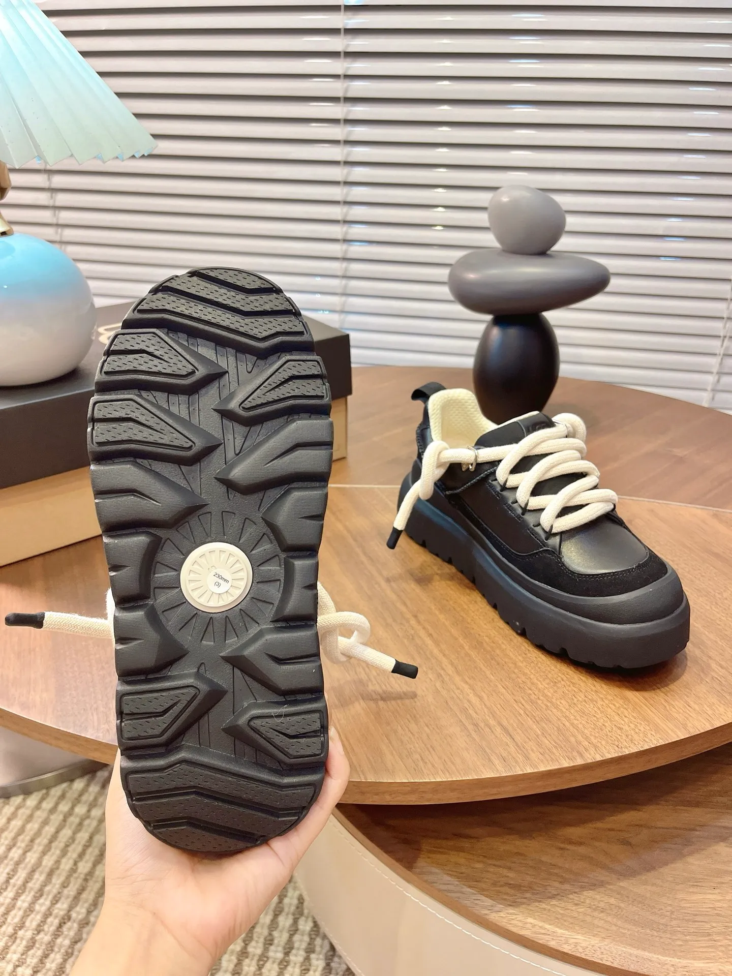 [UGG] P: 600💰 Couple shoes Size: Women's size 35-40 / Men's size 40-44 ugg top quality G131 What you see is what you get UGG new autumn and winter couple series cotton shoes snow boots cotton shoes fur shoes As a leading brand, this new pair also continues its consistent concept of comfort. It is light and comfortable on the feet, as if stepping on clouds. Moreover, its sole is made of EVA material, which is non-slip and wear-resistant. It is stable whether walking or running. You no longer have to worry about tired feet from walking! In addition to comfort, the design of this new pair is also super fashionable! The simple lines and smooth tailoring can be matched with both casual wear and formal occasions. Moreover, the plush decoration on the upper is the finishing touch, making the whole pair look more cute and playful. It is definitely a must-have item for trendy women! Upper: nubuck leather lining: wool